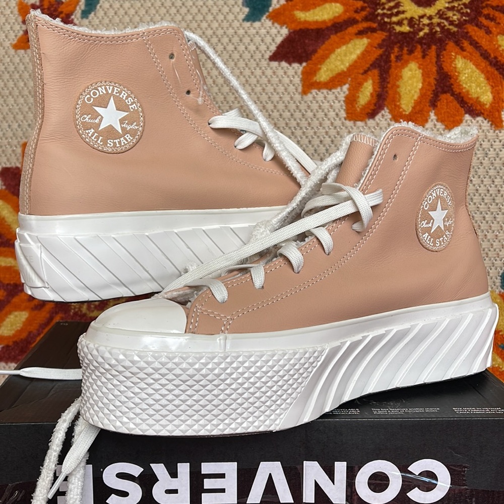 Converse 573073C
CTAS LIFT 2X HI
VACHETTA BEIGE/VINTAGE WHITE
WMNS Platforms